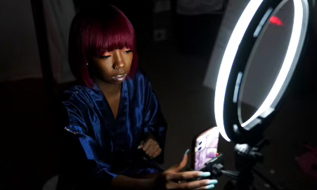 Del ‘sugar dating’ a OnlyFans, nuevas rutas hacia la prostitución: “¿Qué hago con este señor que podría ser mi padre?”